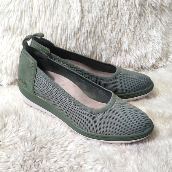 Vionic Jacey Women's Slip-on Wedge Shoe - Picture 2 of 11